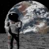 космонавт движется по лунной поверхности